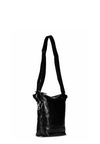 Sac bandoulière en cuir noir avec une texture douce, des bretelles réglables et une fermeture éclair. Présente un design minimaliste et une base plate pour la stabilité.