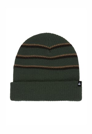 Bonnet en tricot vert avec une texture côtelée, présentant des rayures horizontales marron et marron foncé, ainsi qu'une étiquette de marque noire sur le revers.
