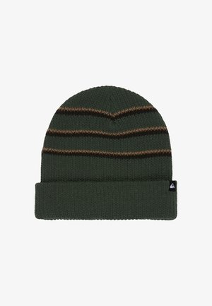 Grüne Strickmütze mit gerippter Textur, die braune und dunkelbraune horizontale Streifen sowie ein schwarzes Markenschild am Bund aufweist.