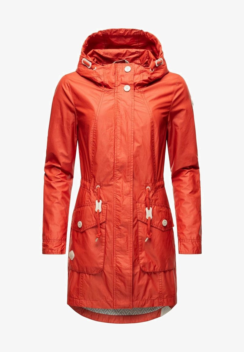 Chaqueta de lluvia ligera roja con capucha, cintura ajustable con cordón, dos bolsillos delanteros y cierres a presión. Tela suave y resistente al agua.
