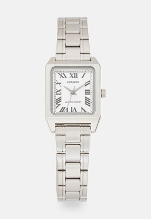 Silberne Casio-Armbanduhr mit rechteckigem Zifferblatt, römischen Zahlen als Markierungen, Metallgliederarmband und Wasserbeständigkeit.