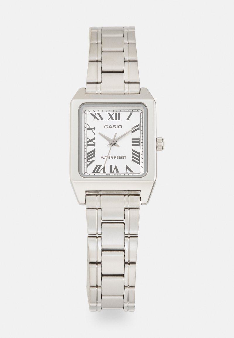 Montre-bracelet Casio argentée avec cadran rectangulaire, chiffres romains, bracelet à maillons en métal et fonction résistance à l'eau.