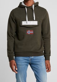 Felpa con cappuccio verde con accenti grigi, caratterizzata da una toppa con logo e un ricamo della bandiera della Norvegia sulla parte anteriore. Polsini e orlo a coste.