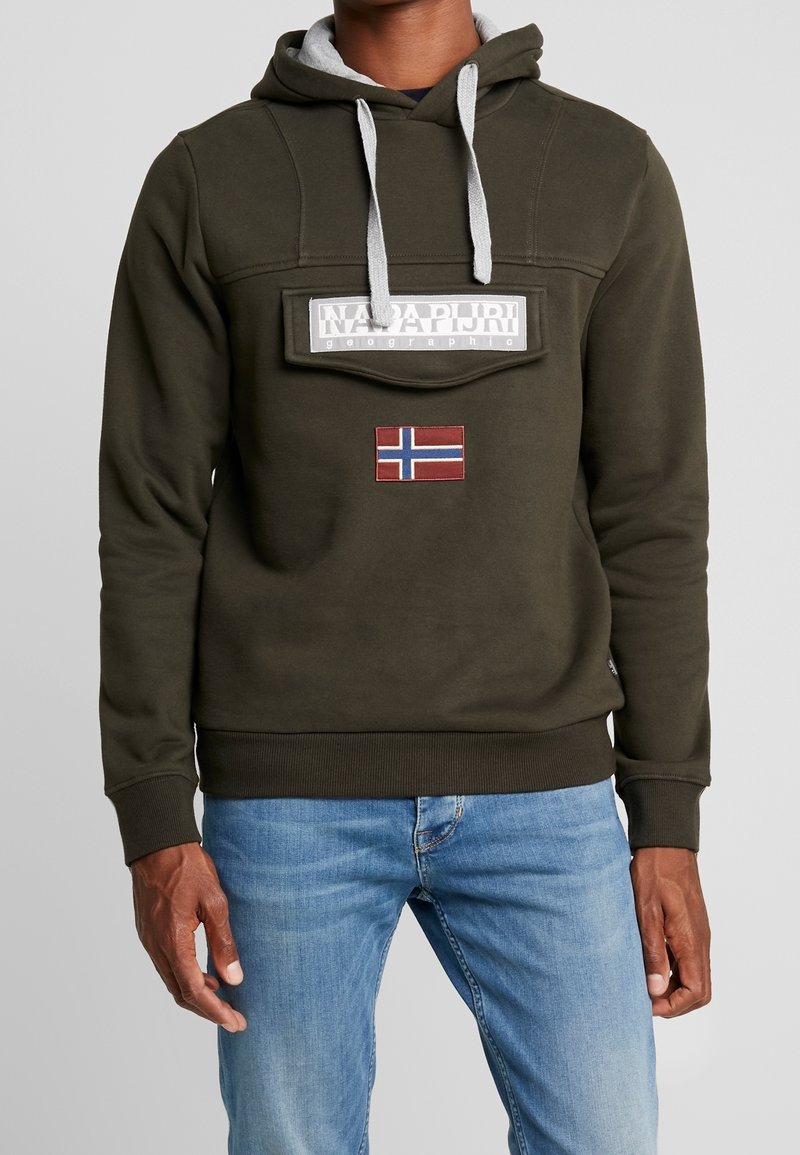 Felpa con cappuccio verde con accenti grigi, caratterizzata da una toppa con logo e un ricamo della bandiera della Norvegia sulla parte anteriore. Polsini e orlo a coste.