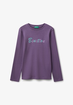 Paars langemouw T-shirt van zachte stof met de tekst "Benetton" in sprankelend blauw en paarse letters. Ronde hals, relaxte pasvorm.