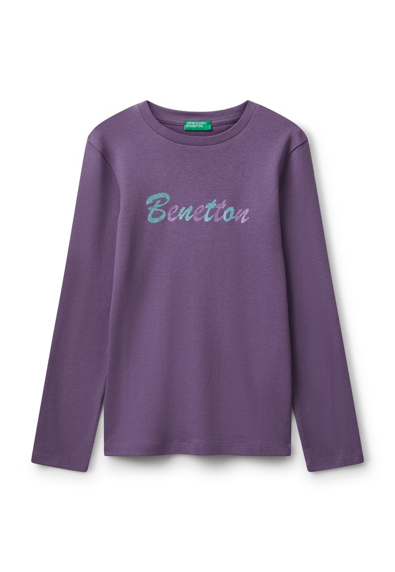 Lila Langarm-T-Shirt aus weichem Stoff mit dem Wort "Benetton" in glitzerndem Blau und lila Schriftzug. Rundhalsausschnitt, lockere Passform.