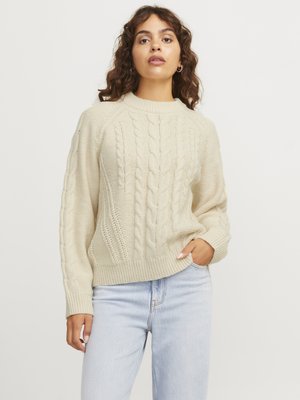 Maglione a maglia cable in beige chiaro, con scollatura rotonda, polsini e orlo a costine, con dettagli testurizzati lungo il davanti e le maniche.