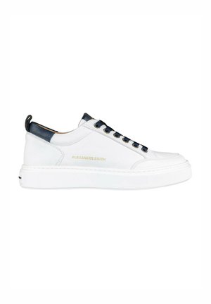 Sneaker bianco in pelle con accentuazione blu navy sul tallone e sui lacci, punta tonda, suola leggera e dettaglio del nome del brand in oro sul lato.