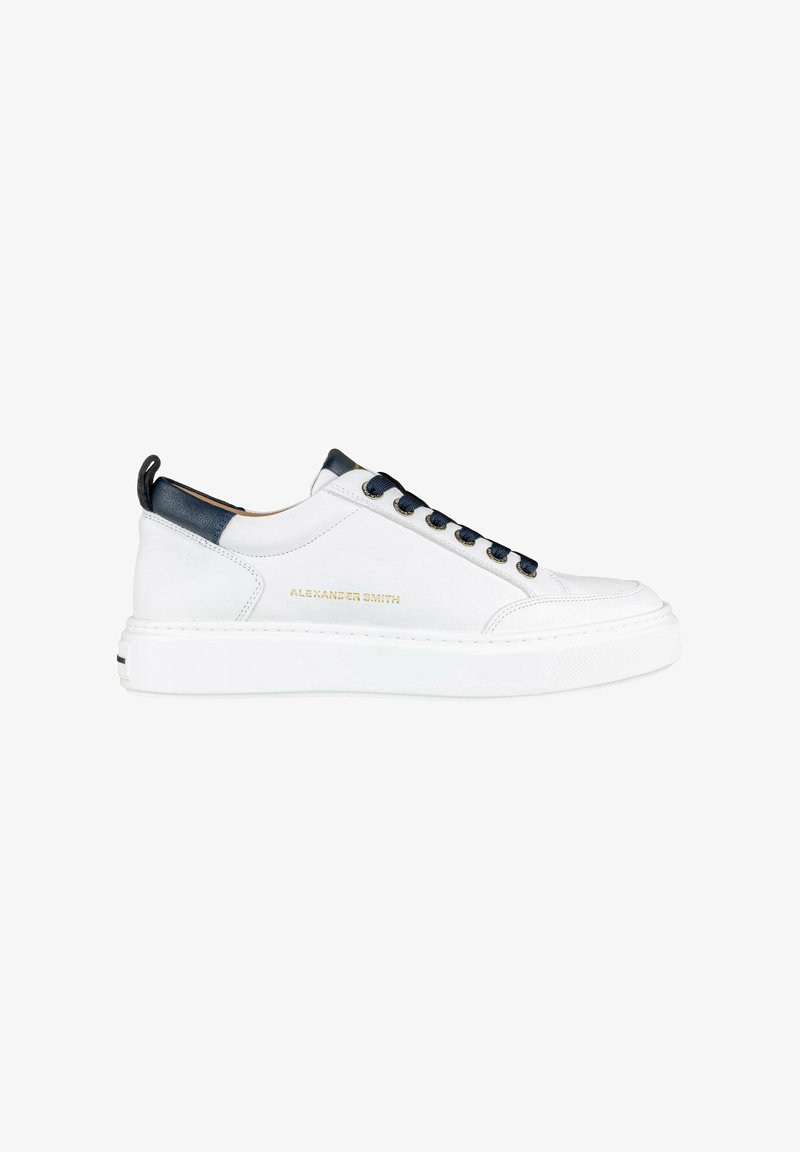 Sneaker bianco in pelle con accentuazione blu navy sul tallone e sui lacci, punta tonda, suola leggera e dettaglio del nome del brand in oro sul lato.