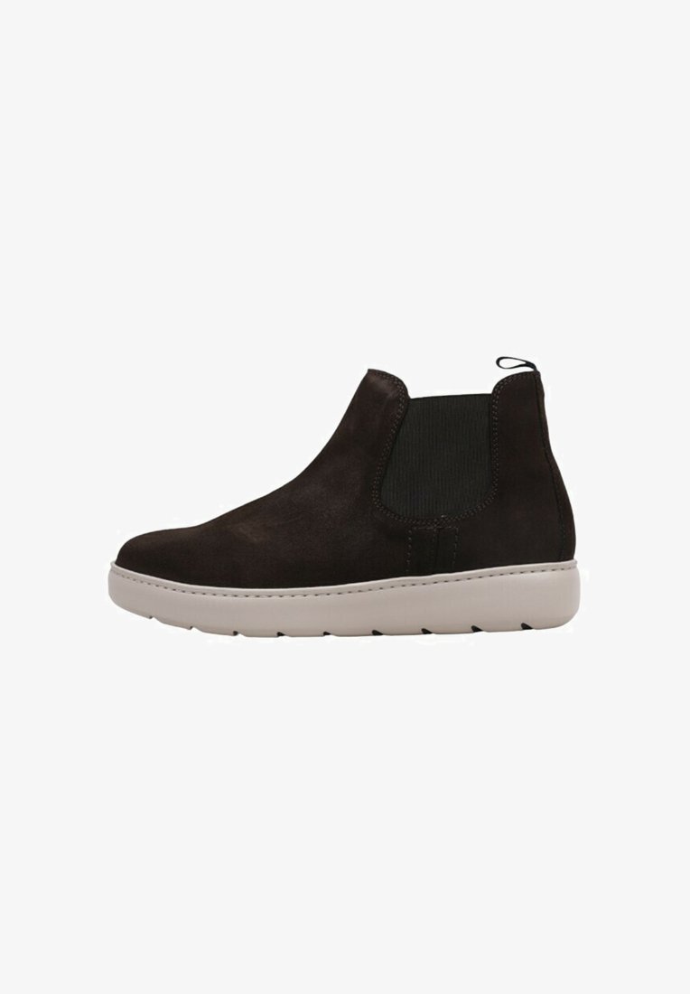 Bottines en daim marron avec des panneaux latéraux élastiques, bout arrondi et une semelle en caoutchouc blanc léger. Présente une languette de tirage pour un enfilage facile.