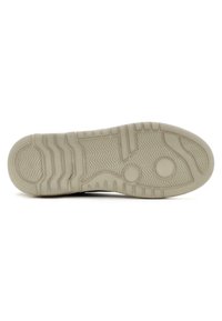 Suela de zapatilla con un material de goma texturizado. Presenta un patrón de espiga, acentos circulares y varias ranuras para tracción. Color claro.