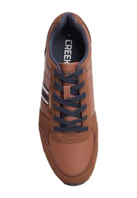 Sneaker marrone realizzato in cuoio e camoscio, con un design con lacci, lacci blu navy e strisce bianche sul lato. Taglia contrassegnata come 44.