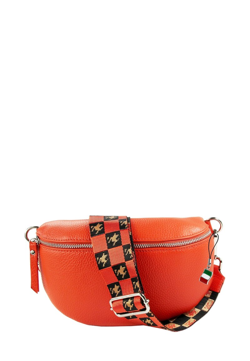 Rode leren handtas met een gestructureerde afwerking, ronde vorm, ritssluiting en een verstelbare strap met patroon, featuring zwarte vierkanten en gouden accenten.