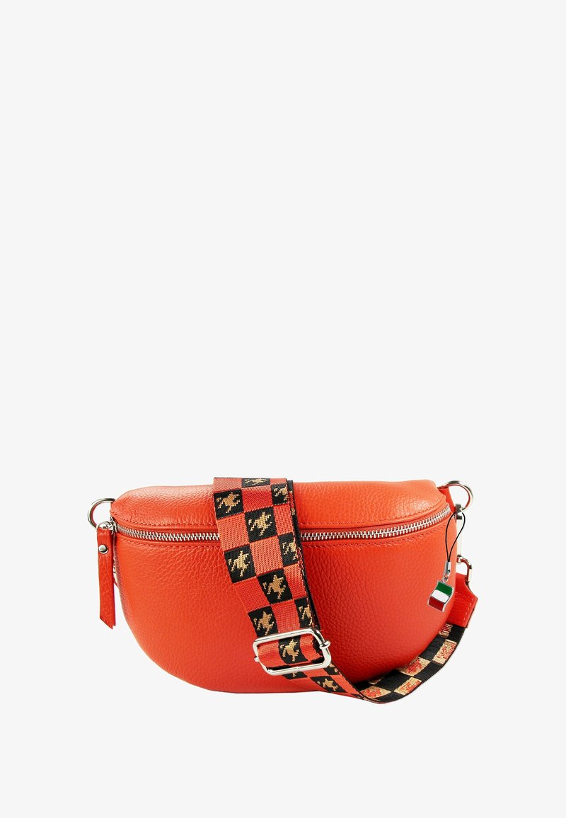 Rode leren handtas met een gestructureerde afwerking, ronde vorm, ritssluiting en een verstelbare strap met patroon, featuring zwarte vierkanten en gouden accenten.