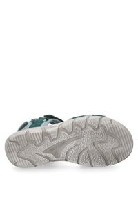 Obuv s texturovanou bílou gumovou podrážkou a tmavě modrým svrškem. Disponuje kombinovaným materiálovým designem s akcenty a ventilačními výřezy.