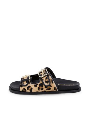 Sandalia tipo slide con estampado de leopardo, correas sintéticas negras, detalles metálicos dorados y suela negra plana. Cuenta con dos cierres de hebilla.