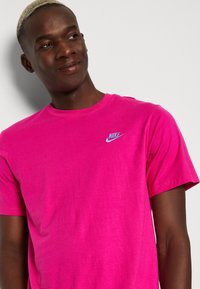 Nike Sportswear CLUB TEE - T-shirt básica - active pink