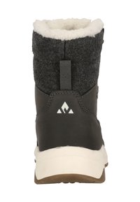 Grå stövel med en texturerad ullovandel, vit konstpälskrage och en mörk gummisula. Har en dragflik bak och reflekterande logotypdetalj.