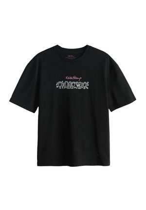 Juoda trumpomis rankovėmis marškinėliai su baltais šokančių figūrų paveikslais ir rausvos spalvos "Keith Haring" parašu, centruotuoju ant krūtinės.