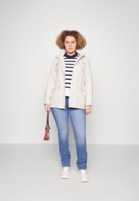 ONLY Carmakoma CARNEWSTARLINE SPRING - Parka - silver lining