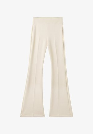 Pantalones acampanados en un color beige claro, hechos de una tela suave y elástica, con una cinturilla ancha y costuras verticales sutiles.