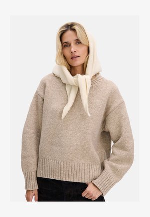 Beżowy sweter dziany z prążkowanym zakończeniem, z okrągłym dekoltem i szerokimi rękawami. Uzupełniony kremowym szalikiem zawiązanym na szyi.