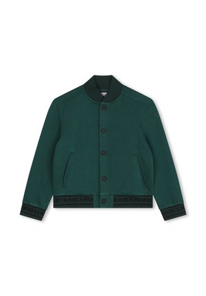 Groene gebreide jas met een staande kraag, knoopsluiting, twee voorzakken en een zwarte tailleband met "KARL LAGERFELD" branding.