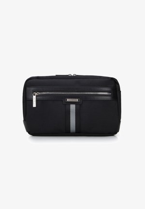 Czarna prostokątna torba wykonana z teksturowanej tkaniny, z przednią kieszenią na zamek błyskawiczny oraz szarymi paskami akcentującymi. Wytrzymała konstrukcja z eleganckim designem.