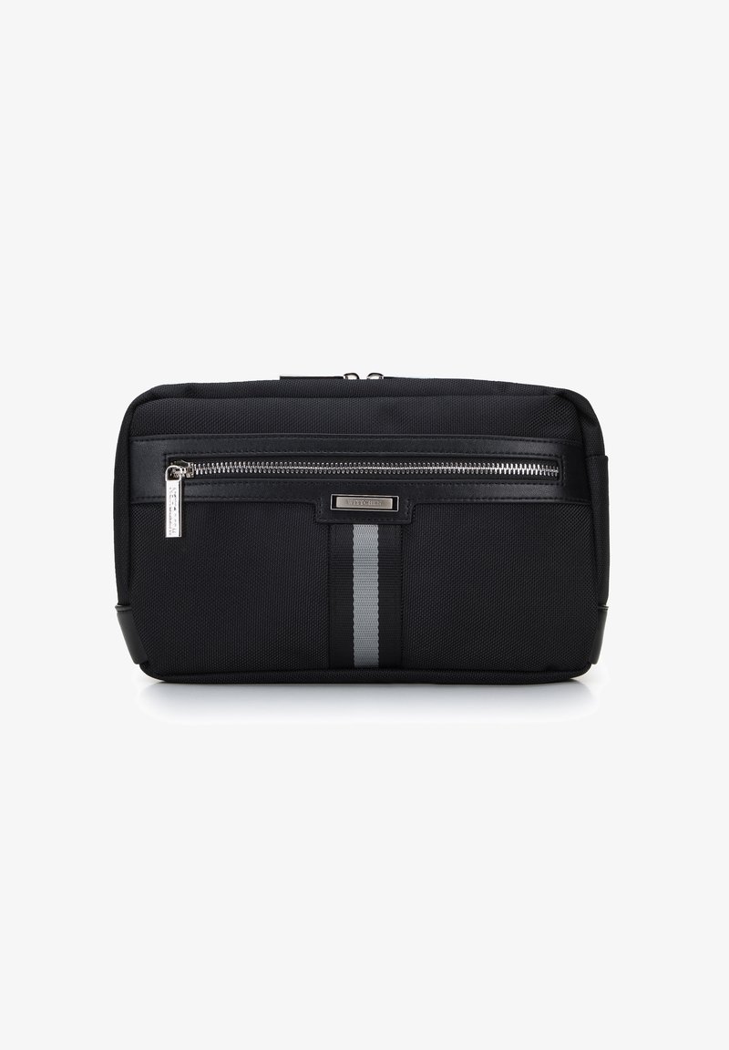 Černá obdélníková taška vyrobená z texturované tkaniny, s přední kapsou na zip a šedými akcentovými pruhy. Odolná konstrukce s elegantním designem.