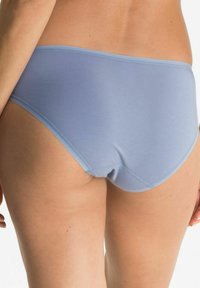 Helle blaue Damenunterwäsche aus glattem Stoff, mit voller Rückenabdeckung und nahtlosem Bund für Komfort und Passform.