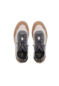 Sneaker grigie e bianche con tomaia in pelle liscia, accenti grigi testurizzati e suola in gomma marrone con un motivo rigato.
