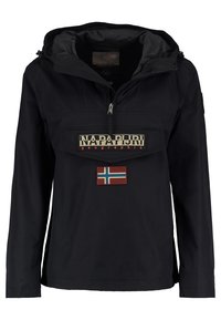 Czarny polarowy sweter z kapturem, przednią naszywaną kieszenią, zamkiem błyskawicznym oraz wyszywanym logo. Zawiera naszywkę z flagą w kolorach czerwonym, niebieskim i białym.