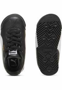 Čierne kožené tenisky s bielymi akcentmi, textúrovaný povrch, okrúhle šnúrky a vzorovaná gumová podrážka. Logo Puma na jazyku a päte.
