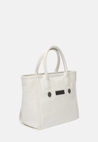 Witte handtas met krokodillenstructuur, met twee korte handvaten, rechthoekige vorm, gladde textuur en zwarte hardwareaccenten aan de voorkant.