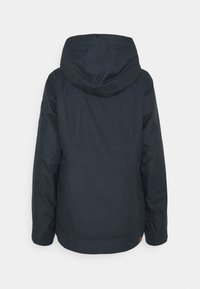 Mörkblå vattentät jacka med huva, rak passform, långa ärmar och strukturerad yta; har en kläpficka på vänster arm.