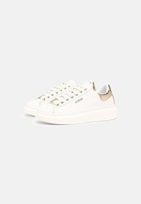 Sneaker basse bianche con finitura in pelle liscia, dettagli in argento sul tallone e lacci piatti. Presentano dettagli testurizzati e suola imbottita.