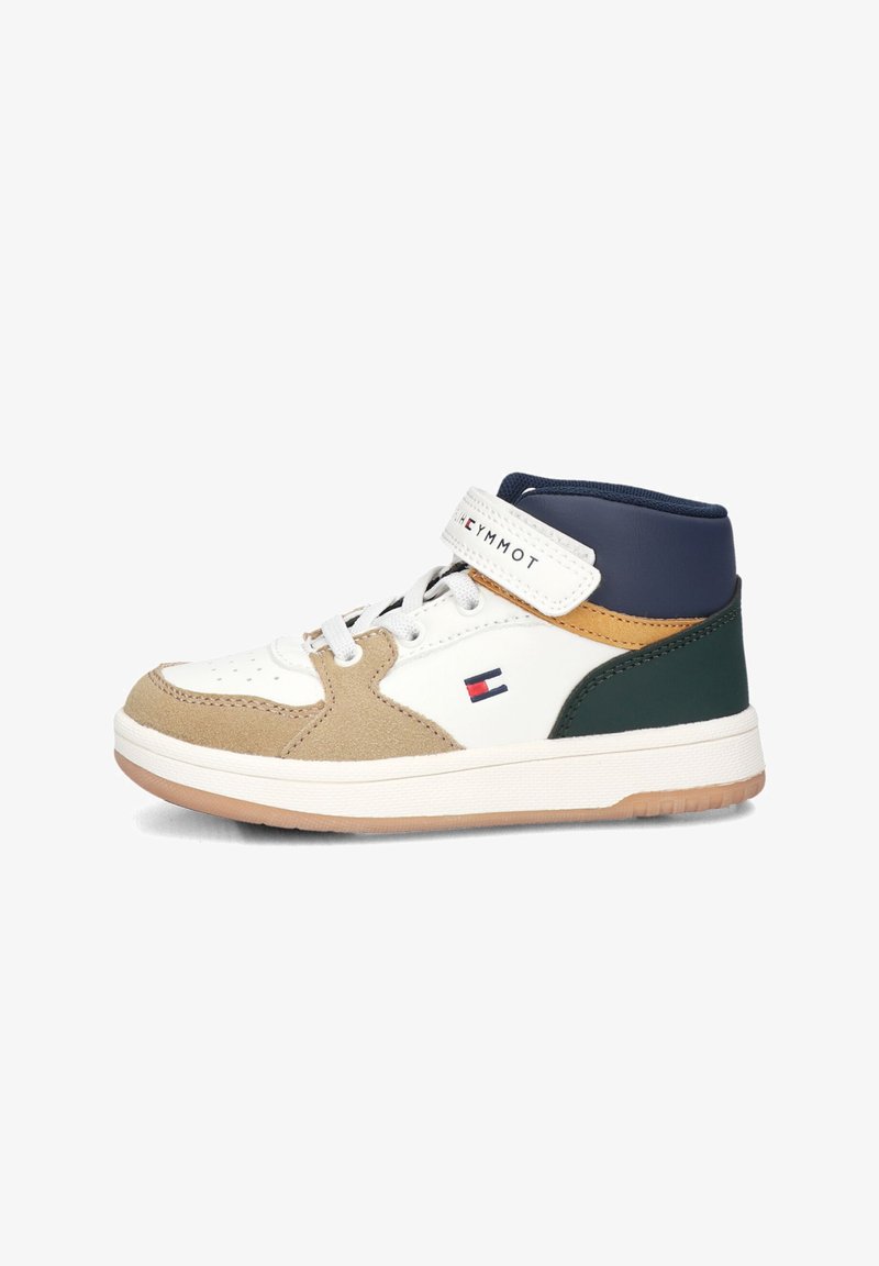 Leren hoge sneakers met witte en tan panelen, een marineblauwe kraag, groene hiel, en klittenbandsluiting. Kleurrijke branding op de zijkant. Rubberen zool.