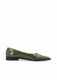 Scarpa piatta in vernice verde con punta affusolata, dotata di una strap decorativa con ritagli circolari e un tacco basso nero.