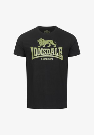 Juodas medvilnės marškinėlis su žaliu liūto grafika ir užrašu "LONSDALE LONDON". Trumpomis rankovėmis ir apvaliu kaklu. Lygus nugaros paviršius.