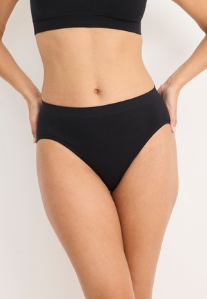 Hochgeschnittene schwarze Baumwollunterwäsche mit glatter Textur, ausgestattet mit einem breiten, weichen Bund und einem klassischen Bikini-Schnitt.