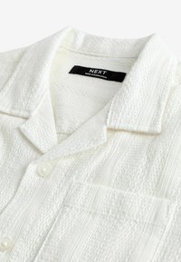 Next SHORT SLEEVES TEXTURED STRIPE  - Košeľa - white