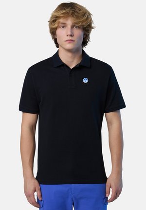 Polo shirt nera in cotone, con colletto e un logo circolare blu sul lato sinistro. Maniche corte e vestibilità classica.