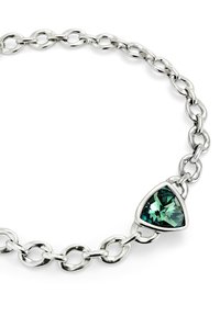 Pulsera de cadena de plata con una gema verde triangular. Los eslabones son circulares, pulidos y brillantes, mostrando un diseño moderno.