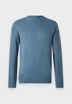 Maglione a maniche lunghe con scollo rotondo di colore blu, in maglia, con polsini, colletto e orlo a costine, esposto su uno sfondo bianco semplice.