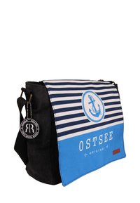 Schoudertas met een zwart lichaam, een blauw gestreepte flap met een ankerontwerp en logo. Inclusief een ronde tag met branding.