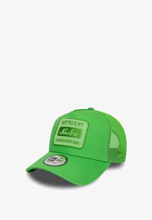 Hellegrüne verstellbare New Era Trucker-Cap mit Netzrücken und vorderem Aufnäher mit der Aufschrift "Buffalo, NY New Era Established 1920."