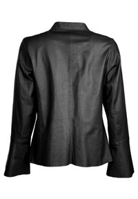 Mustat nahkatakki, jossa on istuva muotoilu, lovellinen kaulus ja liehutaskut. Pintakäsittely on sileä, ja siinä on näkyvät ompeleet ja saumat.