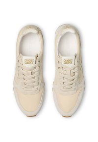 Sneaker beige con una combinazione di pelle e camoscio, dotati di una suola in gomma bianca e un marchio dorato sulla linguetta.