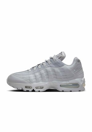 Šedé tenisky Nike Air Max 95 s vrchnou časťou z jemnej sieťoviny a syntetického materiálu, viditeľným vzduchovým odpružením v podrážke a tónovým prešívaním po stranách.