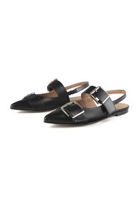 Pantofole slingback in pelle nera con punta affusolata, dotate di due grandi fibbie argentate e di un morbido rivestimento interno per il comfort.